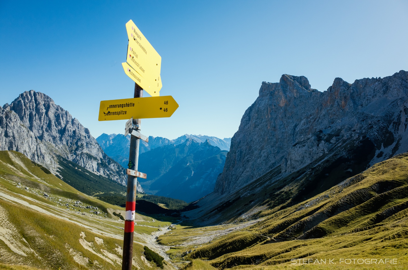 Am Scharnitzjoch, links Öfelekopf, rechts die Gehrenspitze